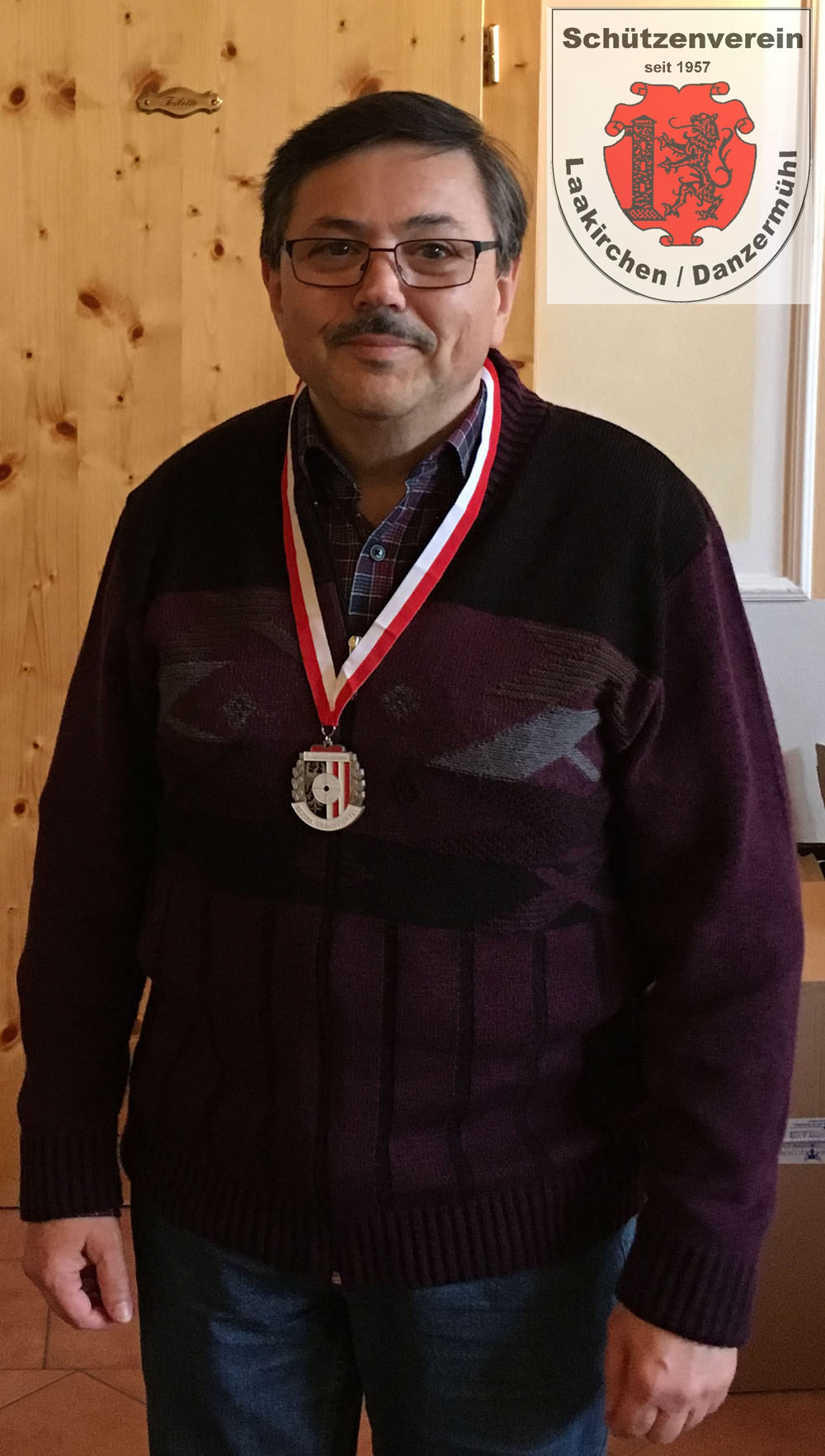 Ernst Peter Lehmann mit seiner silbernen Medaille für den 2.Platz in der Klasse Senioren 2